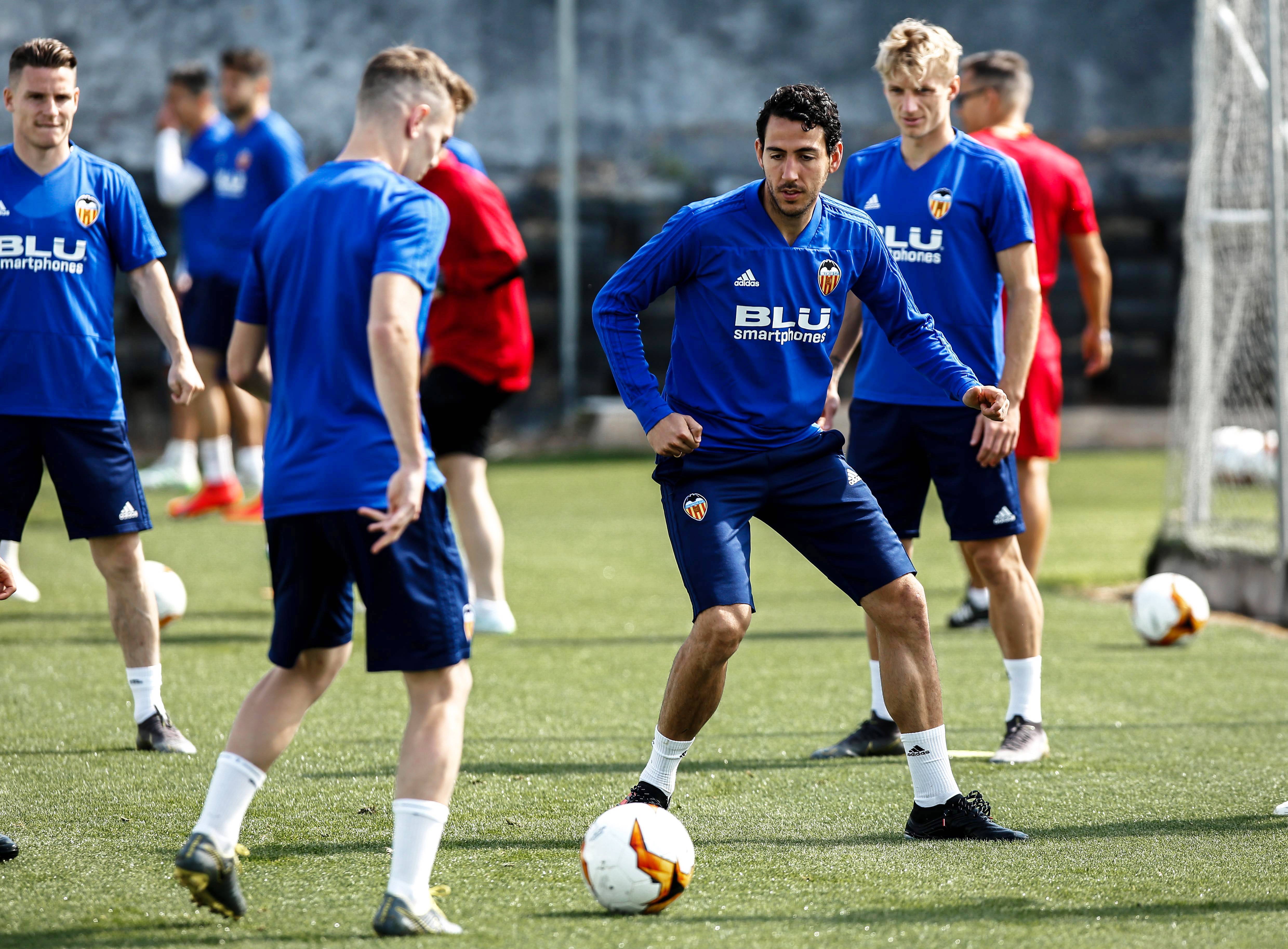 九游娱乐 -冲刺阶段体能课后，瓦伦西亚临场应变备战社区盾，气氛紧张，临场指挥获称赞(在训练过程中遇到突发情况时果断处置)